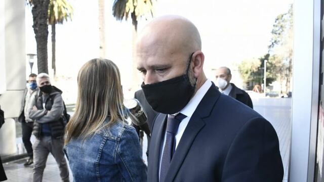 El ex fiscal regional Patricio Serjal llegó minutos antes de las 14\u002E30 para ser imputado en el Centro de Justicia Penal\u002E (@mauroyasprizza)