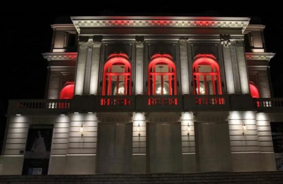 Empleados del teatro San Martín realizan juguetes para regalar a niños