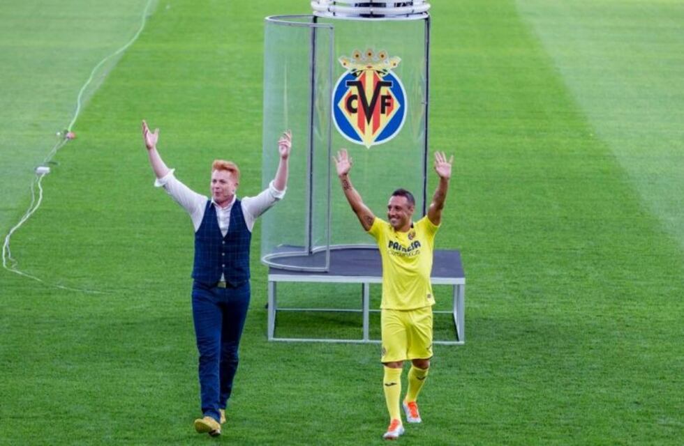 Santi Cazorla fue presentado en Villarreal con un truco de magia