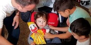 Con su inseparable Piñón Fijo, el pequeño Lauti volvió muy recuperado\u002E