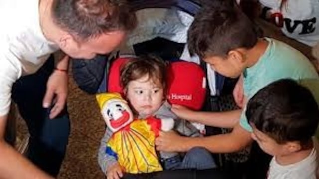 Con su inseparable Piñón Fijo, el pequeño Lauti volvió muy recuperado\u002E