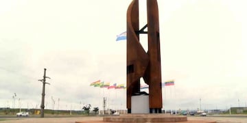 La escultura Ñañuá simboliza la amistad entre los pueblos\u002E (EBY)