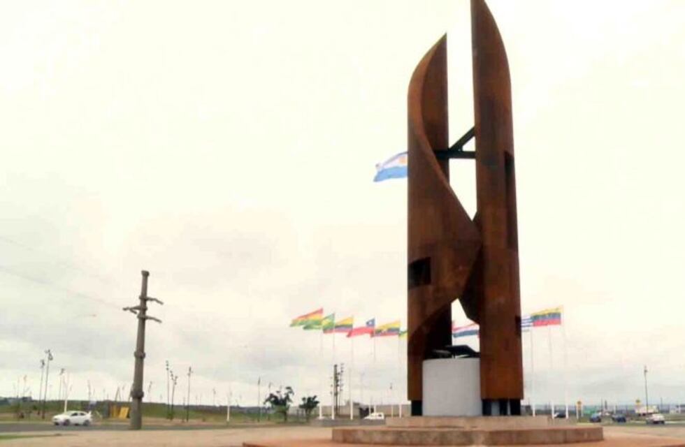 La escultura Ñañuá simboliza la hermandad entre los pueblos en el Puente Posadas-Encarnación