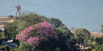 Vista del Río Paraná a la altura de la Costanera donde está el monumento a Andresito\u002E (Marcelo Almada)