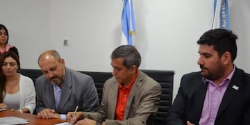 El Intendente Alberto Paredes Urquiza, el Secretario General Heber Sirerol, la directora de Vías y Acceso Alba Bustos; Viviana Luna directora de Enlace y Cooperación Técnica y el representante de la empresa Telecom- Personal, Claudio Carreño\u002E