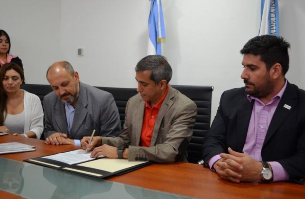 El municipio junto a Telecom colocará mobiliario urbano en toda la ciudad