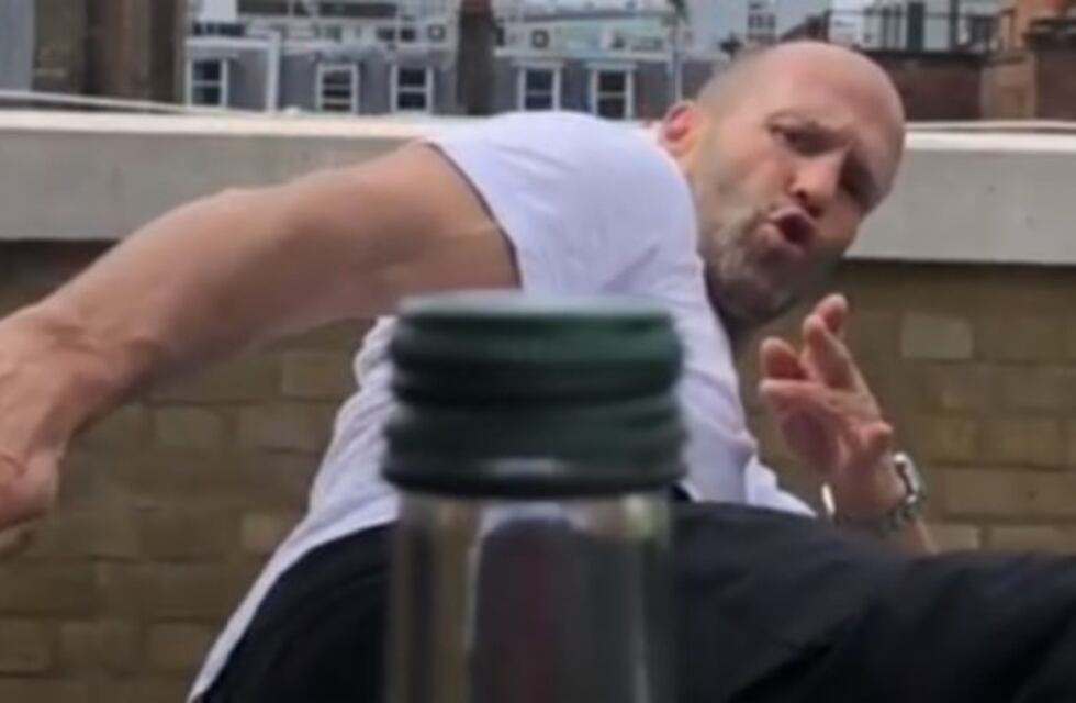 Destapar una botella con una patada es el nuevo desafío viral de internet: Jason Statham lo logró