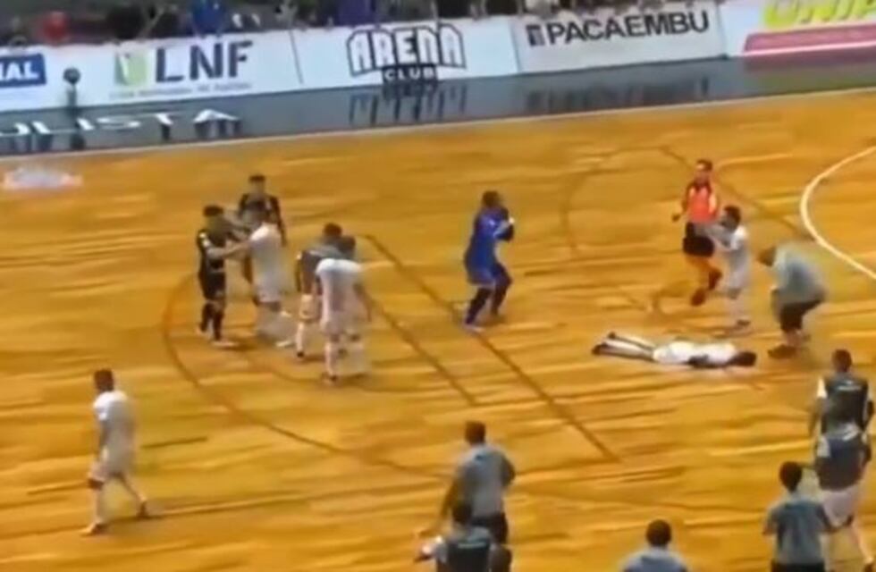 Un jugador de futsal noqueó a un rival con una terrible patada a la cara