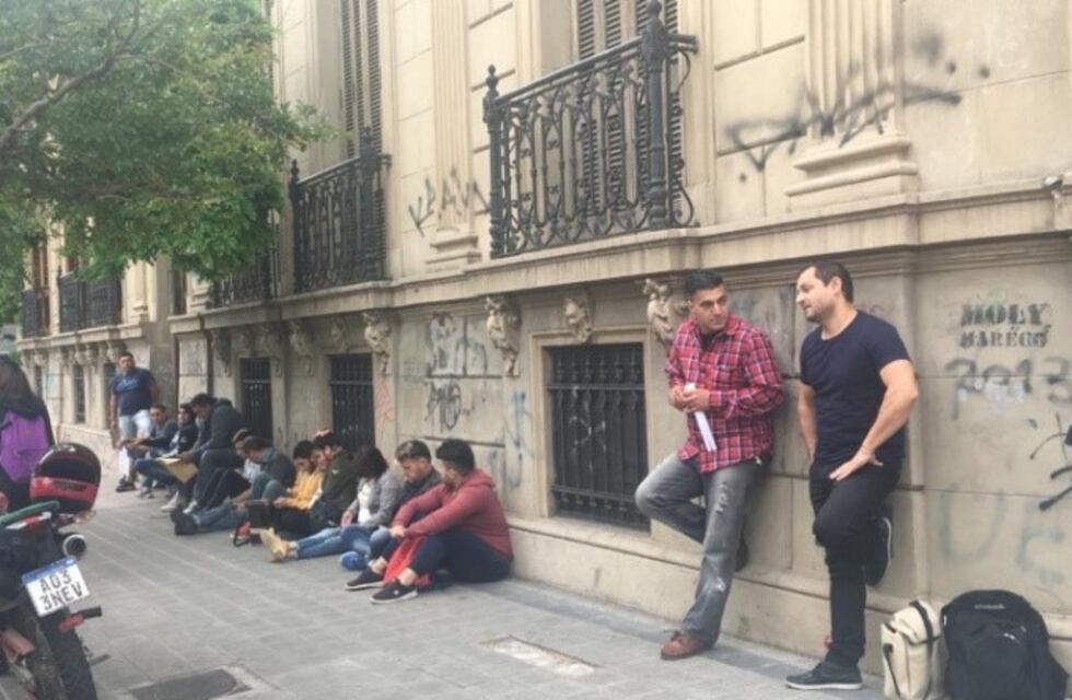 Largas filas para conseguir trabajo en la Municipalidad de La Plata