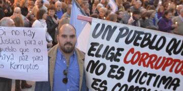En la esquina de Peatonal Sarmiento y San Martín, los manifestantes se hicieorn eco de la convocatoria nacional que tenía el lema \