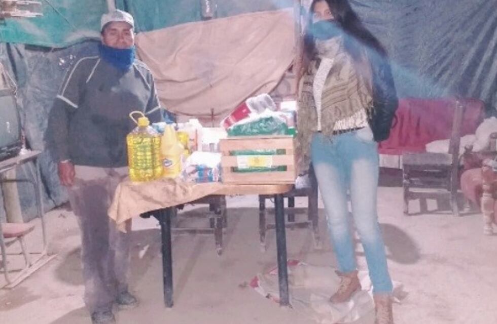 Una mujer recibió el IFE y lo donó a una familia necesitada