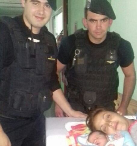 El oficial subayudante Emmanuel Cartofiel y el auxiliar Leonardo Pintos junto a la madre y la bebé en el hospital Lagomaggiore de Mendoza.