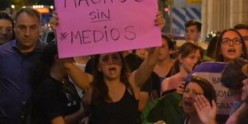 Un grupo de personas escrachó a Baby Etchecopar en Rosario\u002E (Mujeres Evita Rosario)