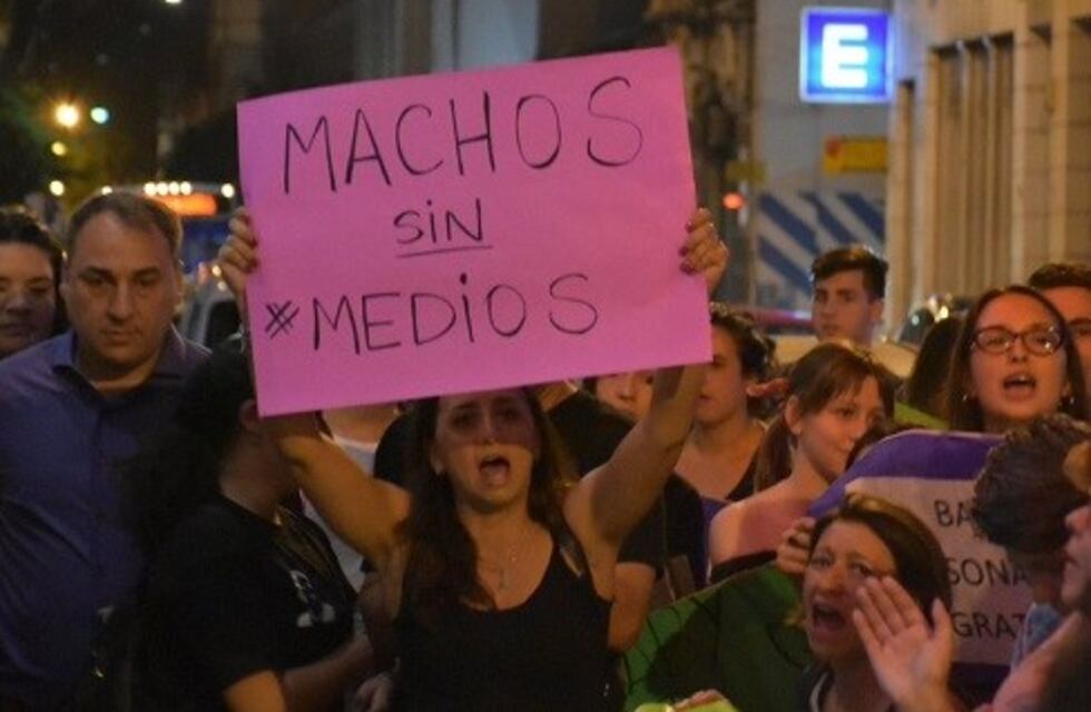 Con carteles y gritos, un grupo de personas escrachó a Baby Etchecopar en Rosario