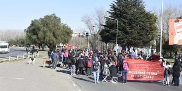 Organizaciones sociales cortan los puentes que unen Neuquén con Cipolletti\u002E