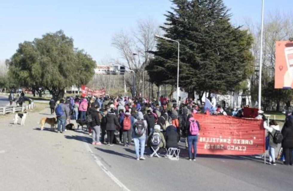 Organizaciones sociales cortan los puentes que unen Neuquén con Cipolletti