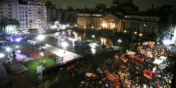 ARG02\u002E BUENOS AIRES (ARGENTINA) 08/08/2018\u002E- Vista aérea de la plaza del Congreso donde se concentran cientos de manifestantes a favor y en contra del aborto hoy, miércoles 8 de agosto de 2018, en Buenos Aires (Argentina)\u002E El Senado de Argentina protagonizaba hoy un histórico debate de un proyecto de ley para legalizar el aborto, una iniciativa ya aprobada en Diputados pero cuya votación en la Cámara Alta se prevé adversa, en medio de multitudinarias manifestaciones a favor y en contra a las puertas del Parlamento\u002E EFE/David Fernández