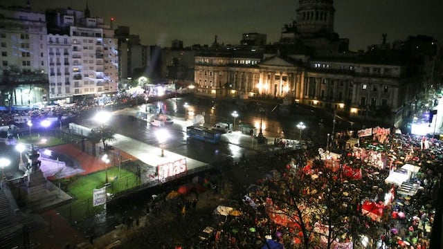 Vista aérea de la plaza del Congreso en el anterior debate por la legalización del aborto el 8 de agosto de 2018 (Foto: EFE/David Fernández)