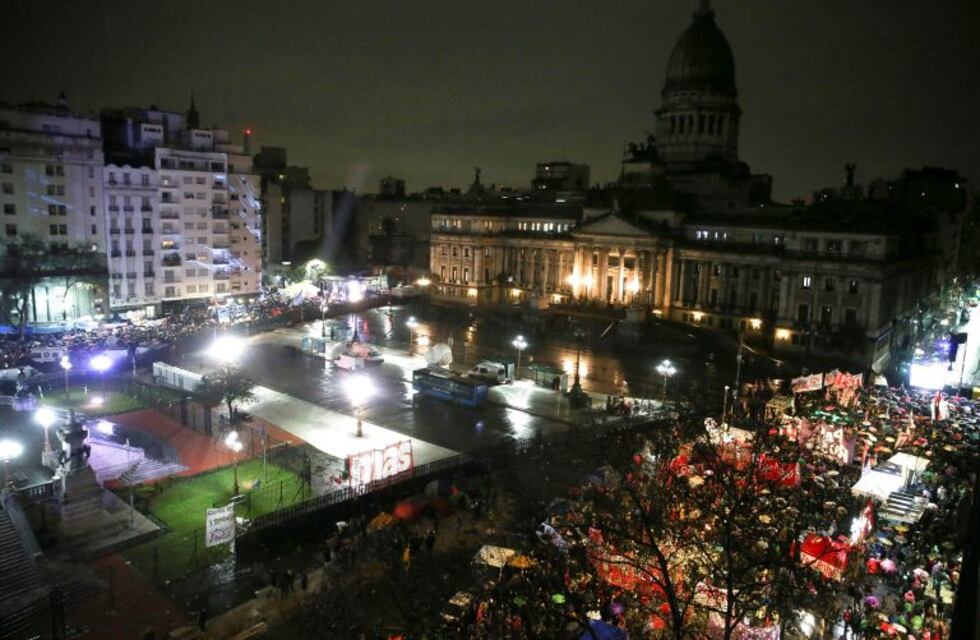 Comenzaron a colocar vallas en Congreso para ordenar manifestaciones a favor y en contra del aborto