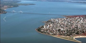Posadas desde el aire donde se ven el Puente Internacional y la vecina ciudad de Encarnación, Paraguay\u002E En medio el majestuoso Paraná\u002E (CIMECO)