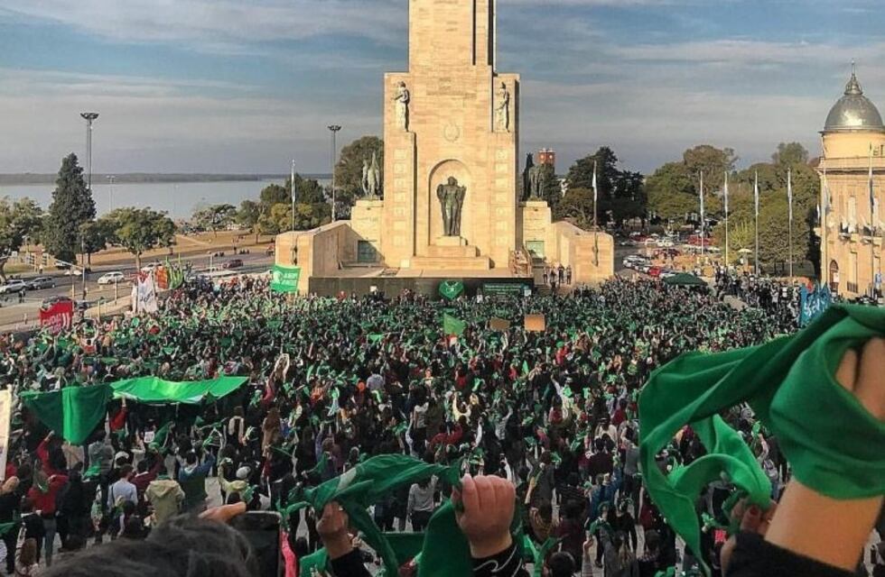Multitudinario pañuelazo en el Monumento a favor de la despenalización del aborto