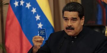 HANDOUT - El presidente de Venezuela, Nicolás Maduro, habla el 18/07/2017 en Caracas, Venezuela, durante una rueda de prensa, sosteniendo una constitución venezolana\u002E El mandatario anunció que planea activar un plan especial de Justicia de emergencia para detener a presuntos conspiradores contra su Gobierno, dentro de sus respuestas a las amenazas de Estados Unidos de aplicar sanciones económicas\u002E\r\n(ATENCIÓN · Para utilizar únicamente con fines editoriales, en referencia a la cobertura actual de este tema y mencionando el crédito indicado\u002E) foto: Prensa Miraflores/Prensa Miraflores /dpa