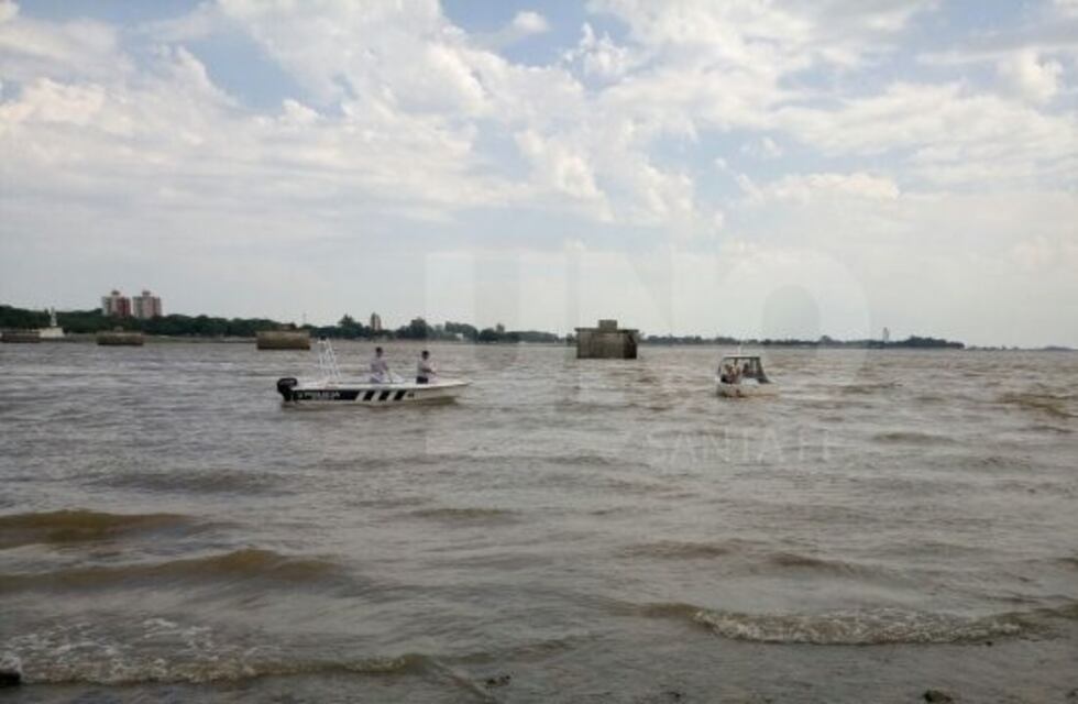 Un joven rescató a una mujer que se ahogaba y desapareció en el agua