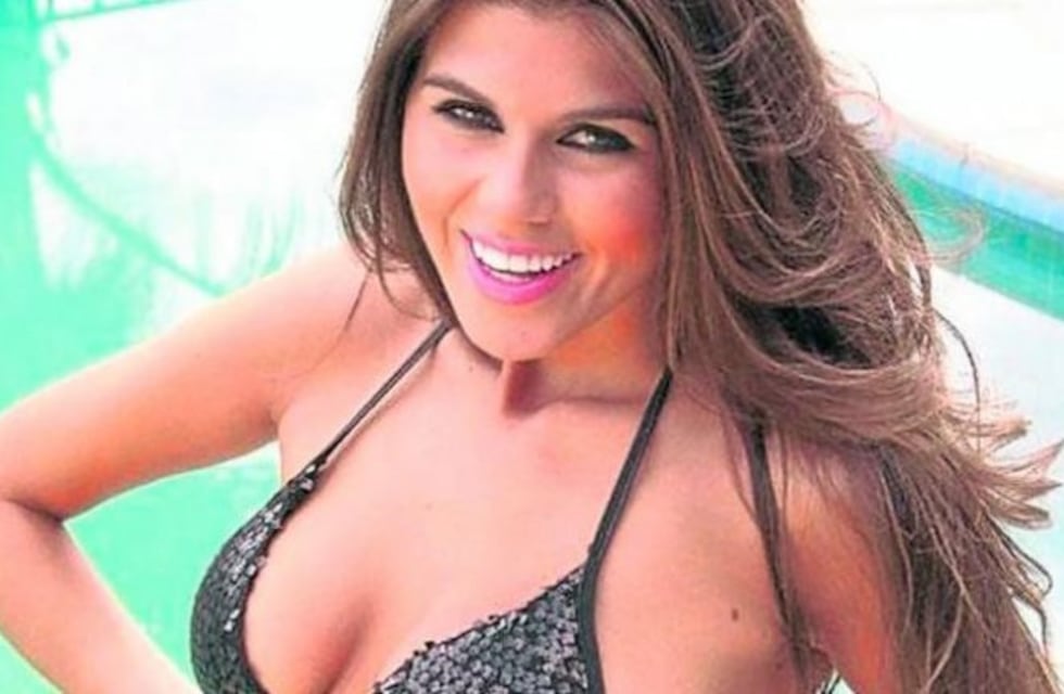 Loly Antoniale y una nueva foto en la playa con bikini floreada: "Buena gente y ya está"
