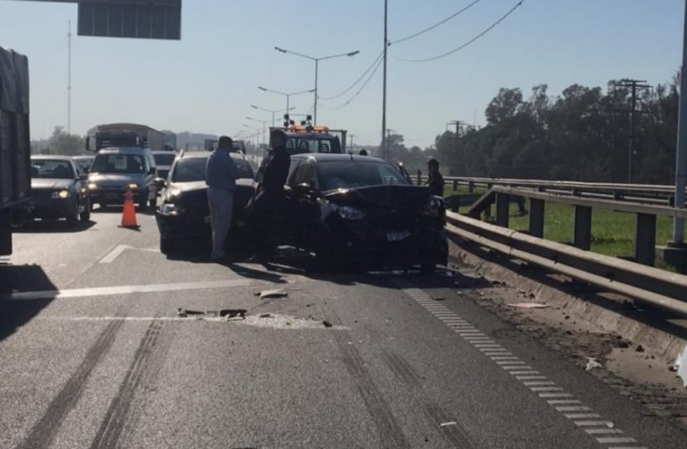 Tránsito complicado en Circunvalación con al menos cinco autos involucrados en un choque en cadena