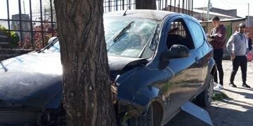 Delincuentes que habían robado un auto huyeron de la policía y chocaron contra un árbol