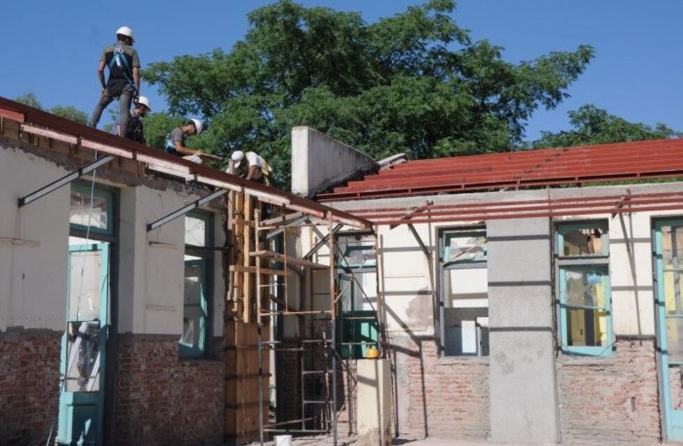 Continúan las obras de reparación en 25 escuelas del Gran Mendoza
