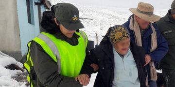 Rescataron a dos abuelos en Chos Malal\u002E