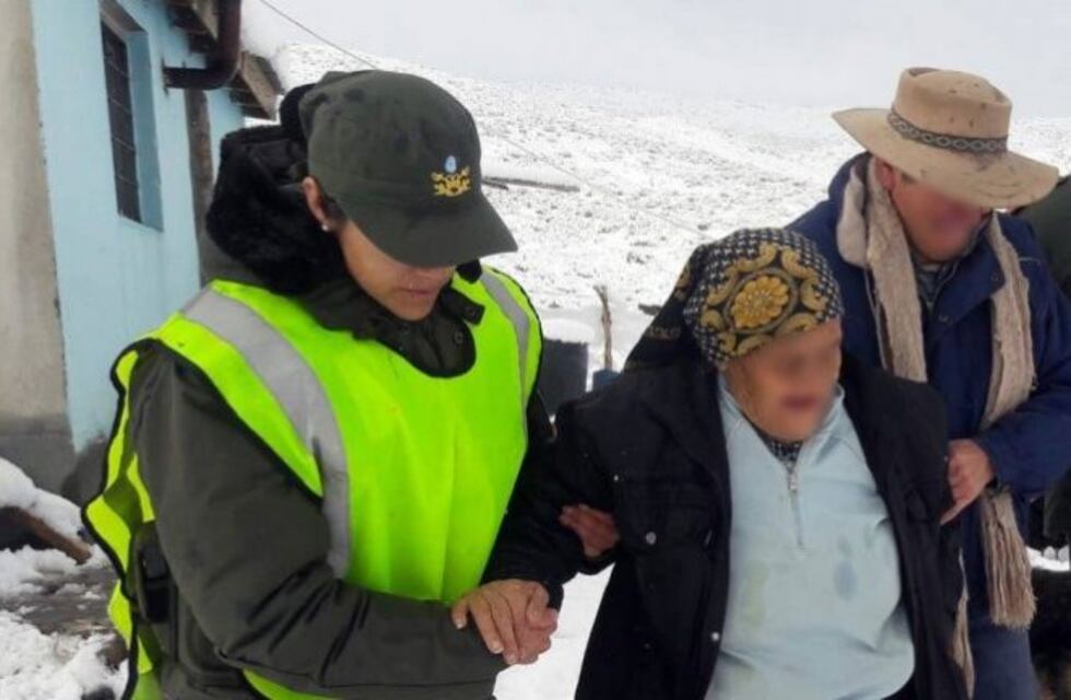 Milagroso rescate de abuelos atrapados en la nieve