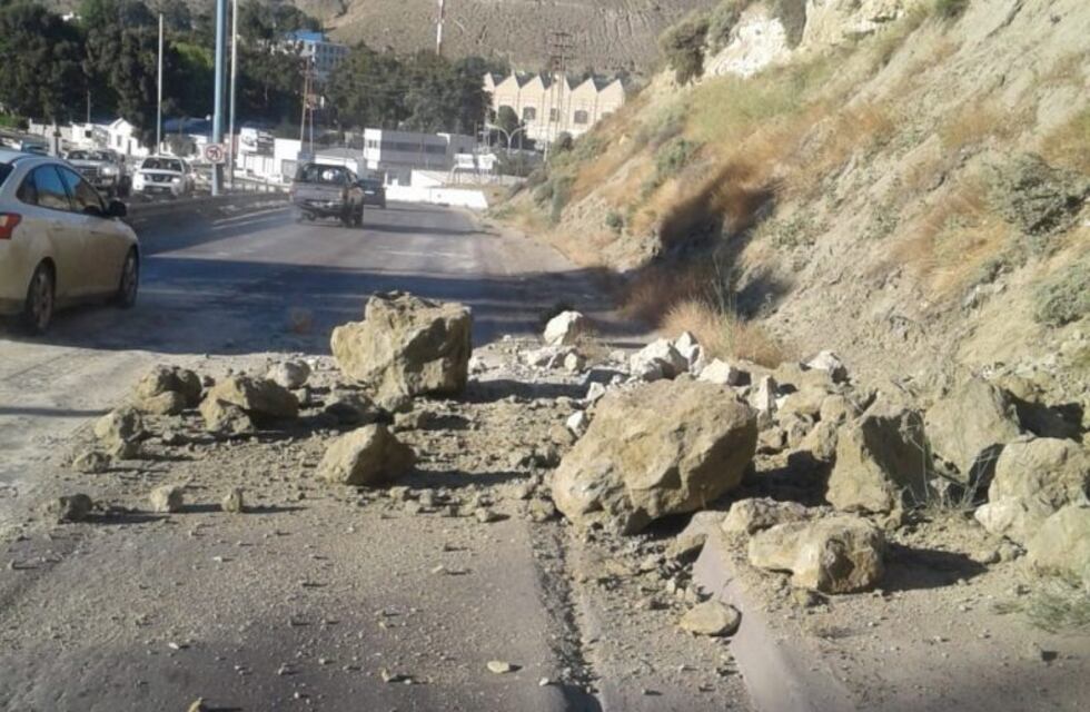 Derrumbe de ladera sobre la Ruta 3 generó problemas de tránsito