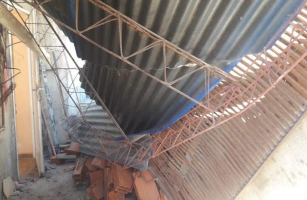 Se cayó el techo cuando realizaban reparaciones: un herido