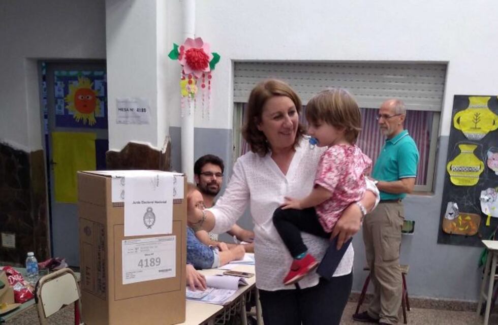 Fein votó junto a su nieto: "Esperemos que quien gane le de a la ciudad el rol que merece"