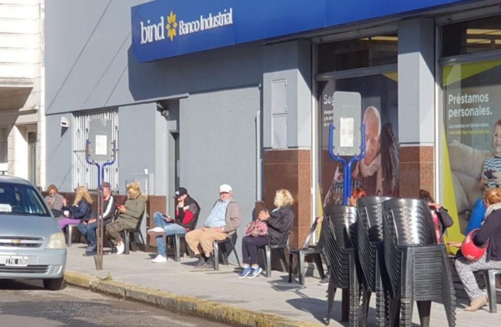 Abrieron los bancos en Azul: sillas para jubilados y calles cortadas