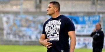Cacho Sialle sacó a la T de la pesadilla del Argentino A\u002E Y los hinchas no lo olvidan\u002E