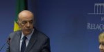 BRA006. BRASILIA (BRASIL), 08/12/2016. - El Canciller de Brasil, Josu00e9 Serra (i), y la Canciller de Argentina, Susana Malcorra (d), participan en una conferencia de prensa hoy, jueves 8 de diciembre de 2016, en el Palacio do Itamarati de Brasilia (Brasil). Argentina asumiru00e1 la presidencia rotativa del Mercosur el pru00f3ximo 1 de enero, pero sin la tradicional cumbre presidencial, declaru00f3 hoy la ministra de Relaciones Exteriores de ese pau00eds, Susana Malcorra, junto a su homu00f3logo brasileu00f1o Josu00e9 Serra. Malcorra dijo que los cancilleres de los cuatro pau00edses fundadores del Mercosur se encontraru00e1n la pru00f3xima semana en Buenos Aires para comenzar a discutir el plan de acciu00f3n para el primer semestre de 2017 y dio a entender que Venezuela no estaru00e1 presente. EFE/Jou00e9dson Alves