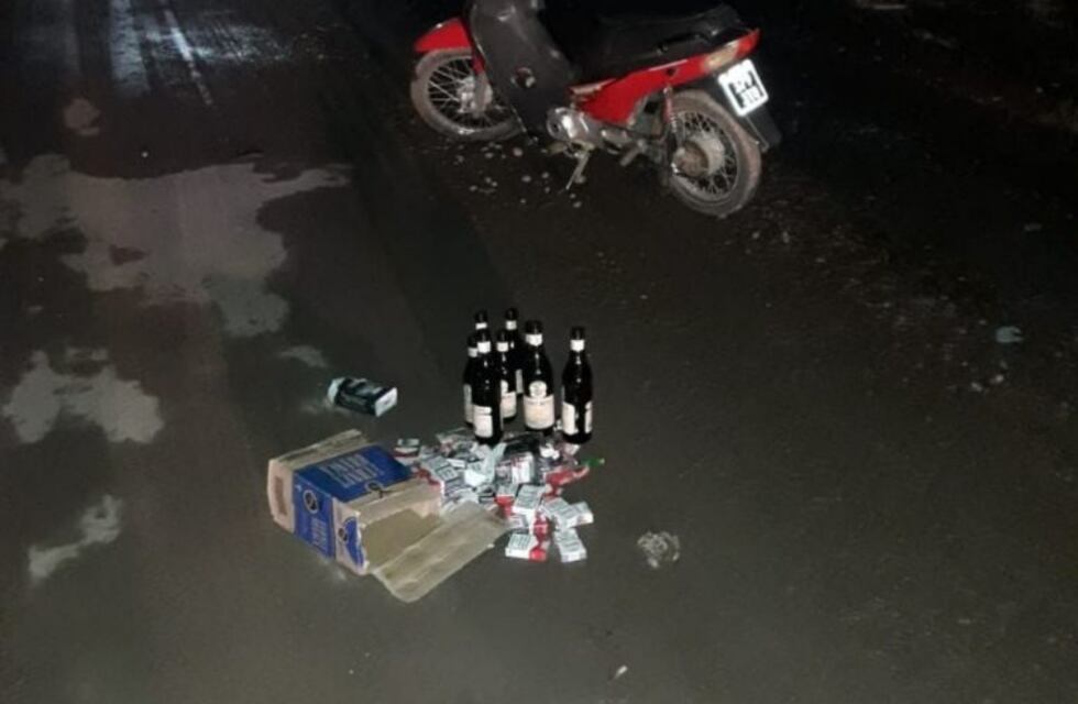 Roban fernet y cigarros, pero los atrapan por circular sin casco