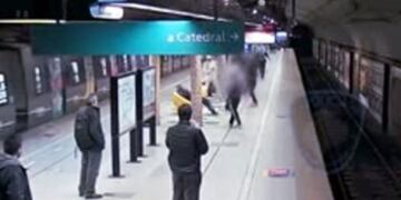 Feroz pelea entre dos vendedores ambulantes en la estación Plaza Italia de la línea D del subte porteño\u002E