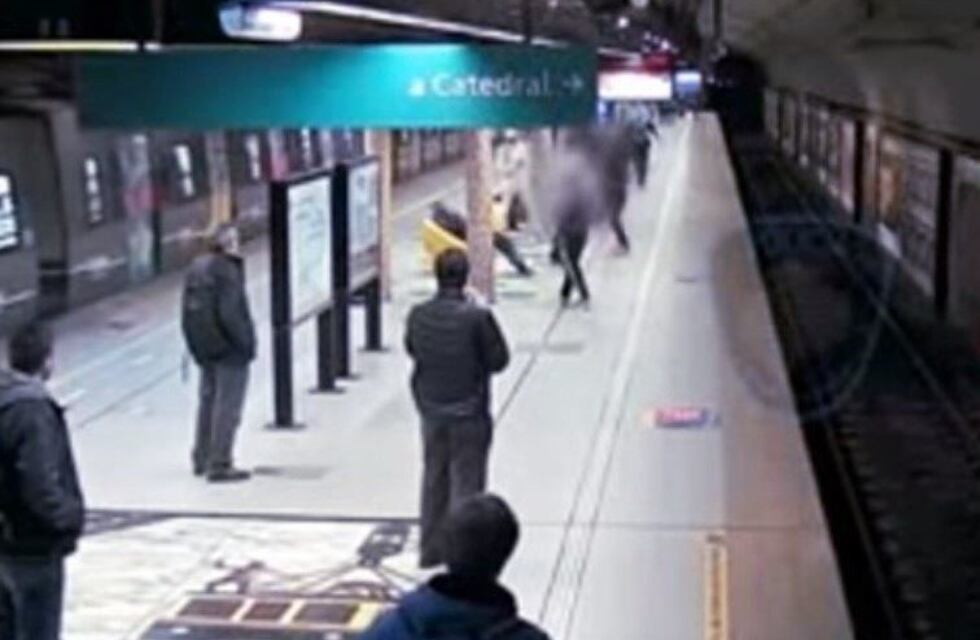 Cámaras de seguridad registraron la fuerte pelea entre dos vendedores ambulantes en el subte porteño
