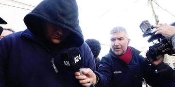 Esteban González, el agresor de Jorge Alberto Gómez, cuando salía este viernes en libertad de los Tribunales de La Plata\u002E (Foto: Mauricio Nievas)