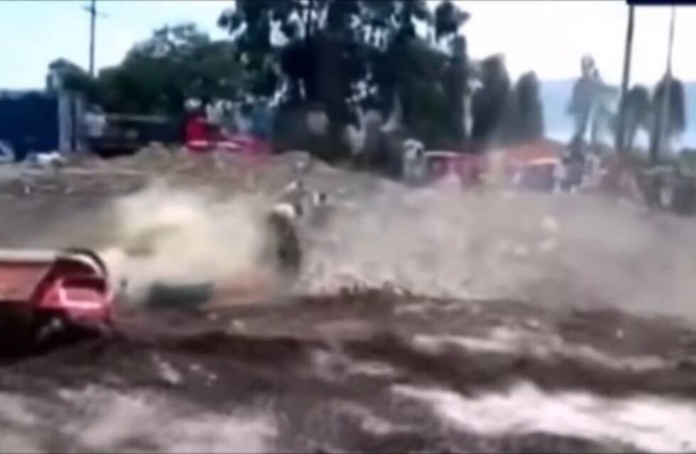 Perú: se salvó de milagro cuando un río desbordado arrastró su camión