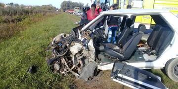 El Renault 9 quedó completamente destruido y su conductor se salvó de milagro\u002E