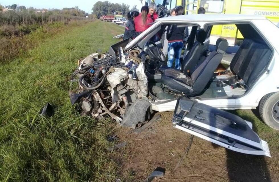 Impresionante choque entre un auto y un camión a la altura de General Rojo