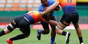 Cape Town (South Africa), 22/02/2020\u002E- Sergeal Petersen of the Stormers (C) is tackled by Tomas Lezana (L) and Francisco Gorrissen (R) of the Jaguares during the Super Rugby match between the Jaguares of Argentina and the Stormers of South Africa at Newlands stadium in Cape Town, South Africa 22 February 2020\u002E (Sudáfrica) EFE/EPA/NIC BOTHMA