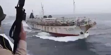 Prefectura le disparó a un buque chino