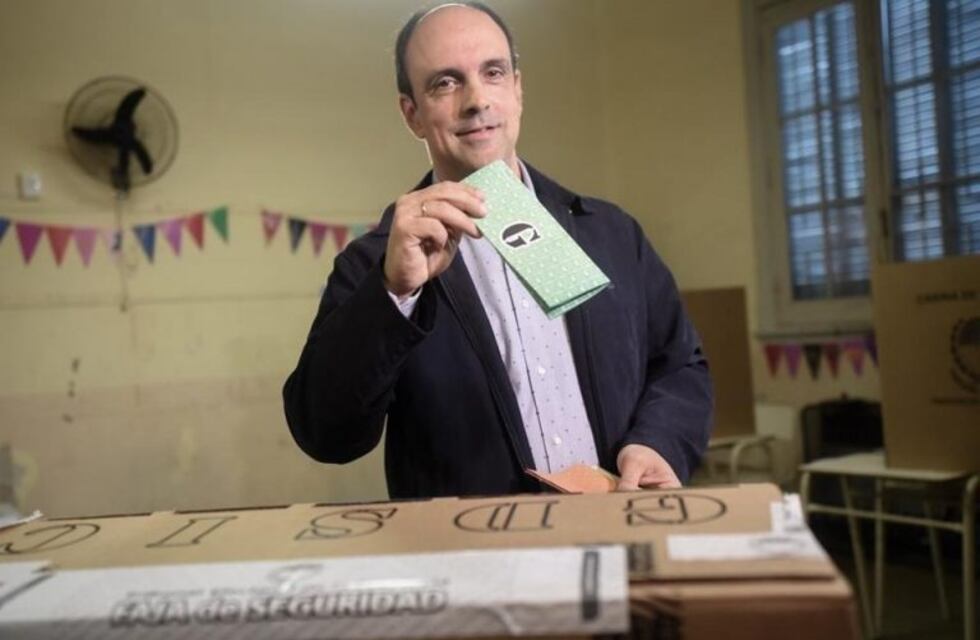 Corral: "Traigan lentes o pidan lupa para votar porque las letras son muy chicas"