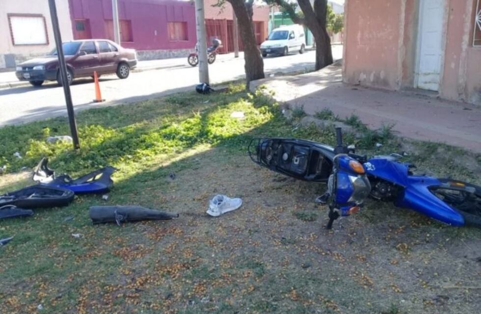 Un motociclista iba en contramano y un auto lo chocó